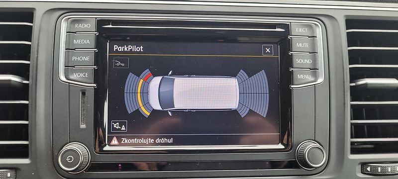 Volkswagen Multivan (2017) T6 2,0TDi 150kW DSG 4×4 7.mist - fotka 39 z 51