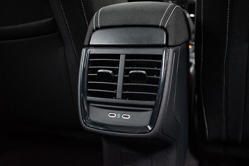 Škoda Kamiq 1.5 TSI MONTE CARLO*TAŽNÉ*ČR* - fotka 15 z 47
