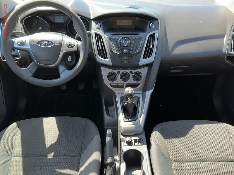 Ford Focus (2011) 1.6i, AC, park.asist - fotka 8 z 17