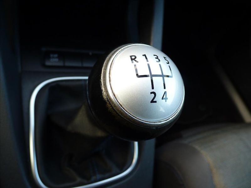 Volkswagen Golf 1,6 Digi Klima,Webasto  Tour - fotka 42 z 42