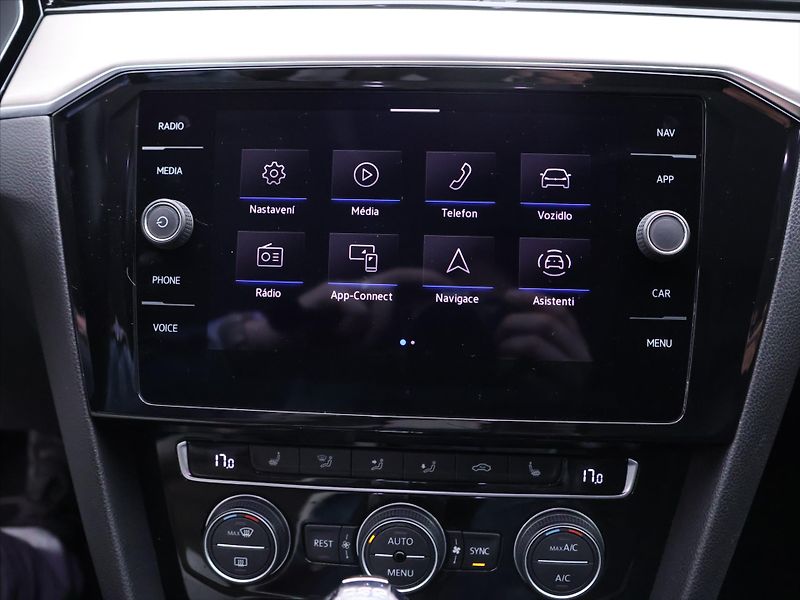 Volkswagen Passat 2,0 TDI 110kW DSG Elegance - fotka 23 z 37