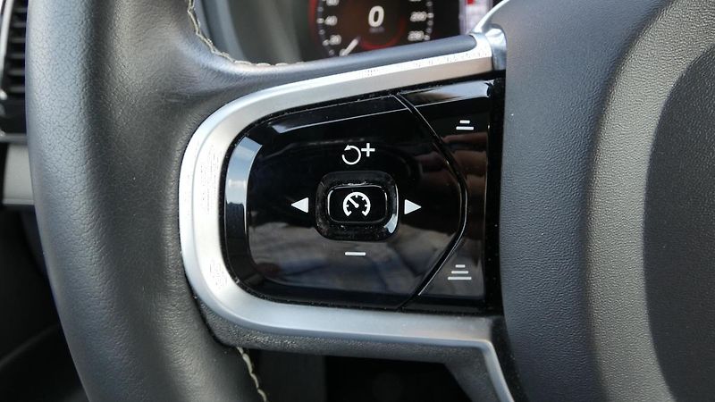 Volvo XC90 B6 AWD R-Design Auto 7 míst - fotka 11 z 26