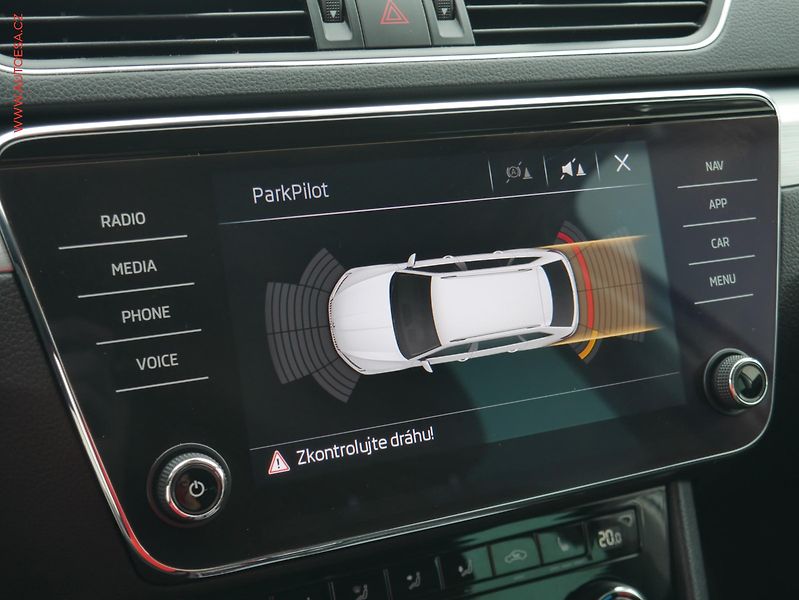 Škoda Superb (2020) 2.0 TDi, Ambition, LED, navi - fotka 16 z 23