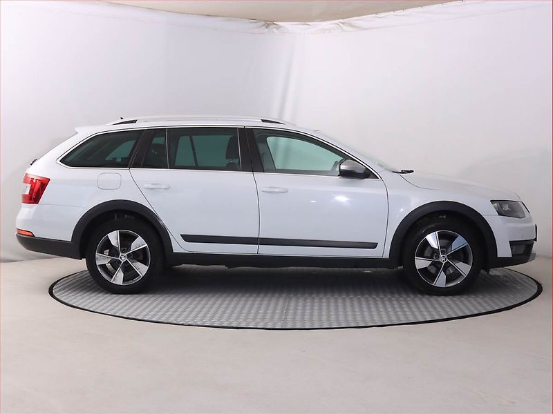 Škoda Octavia (2015) Scout 2.0 TDI, 4X4, Automat - fotka 6 z 19