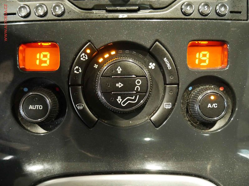 Peugeot 3008 (2010) 1.6HDi, 2.maj, Navi, panor - fotka 16 z 21
