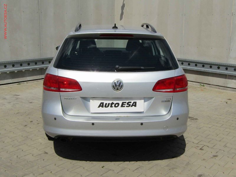Volkswagen Passat (2011) 1.6 TDi, AC, tempo, park - fotka 5 z 17