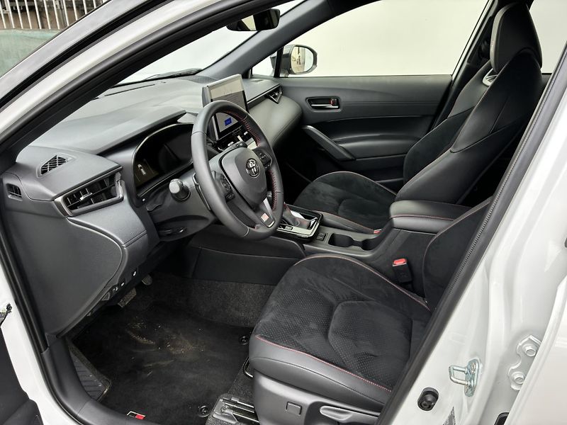 Toyota Corolla Cross 2.0 HSD e-CVT GR-Sport - fotka 10 z 22