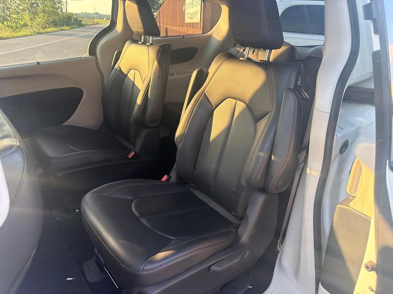 Chrysler Pacifica (2018)  3,6 L DVD Hybrid Plug In 2018 - fotka 14 z 20