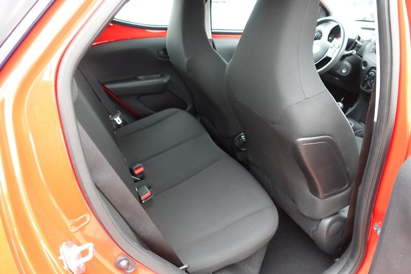 Toyota Aygo 1.0 VVT-i 5M/T x + comfort - fotka 11 z 23