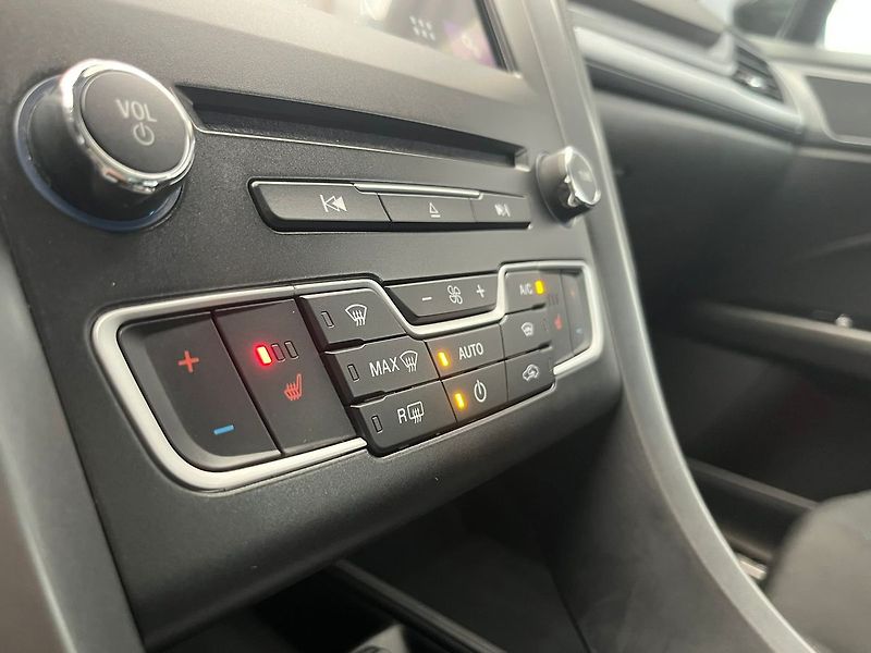 Ford Mondeo 2.0 TDCi Titanium manuál Cebia - fotka 23 z 49