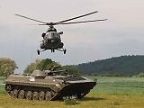 BVP-1 Jiřího Ondrouška během vojenské akce za účasti armádního vrtulníku Mi-17.