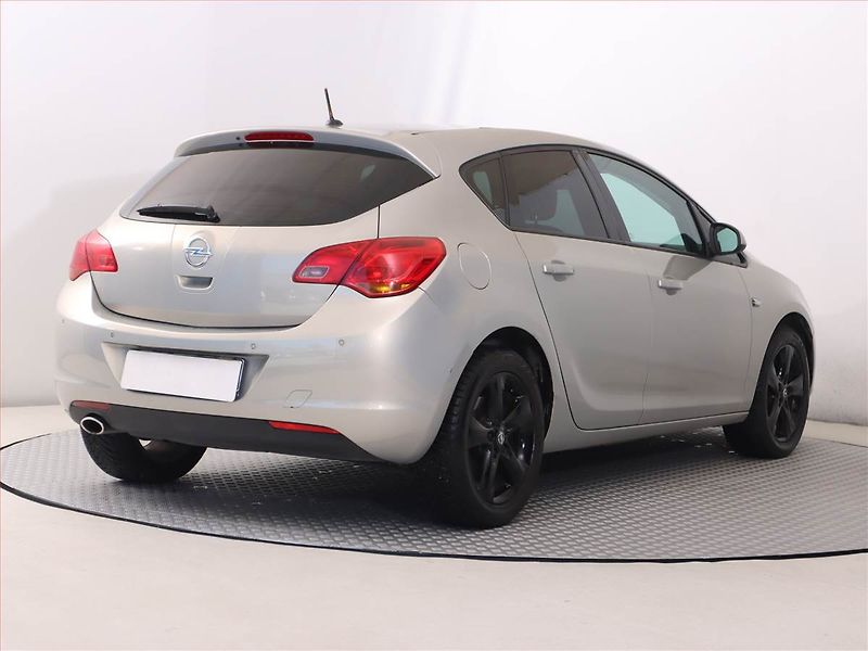 Opel Astra (2010) 1.6 T, Automat, Tempomat - fotka 5 z 18