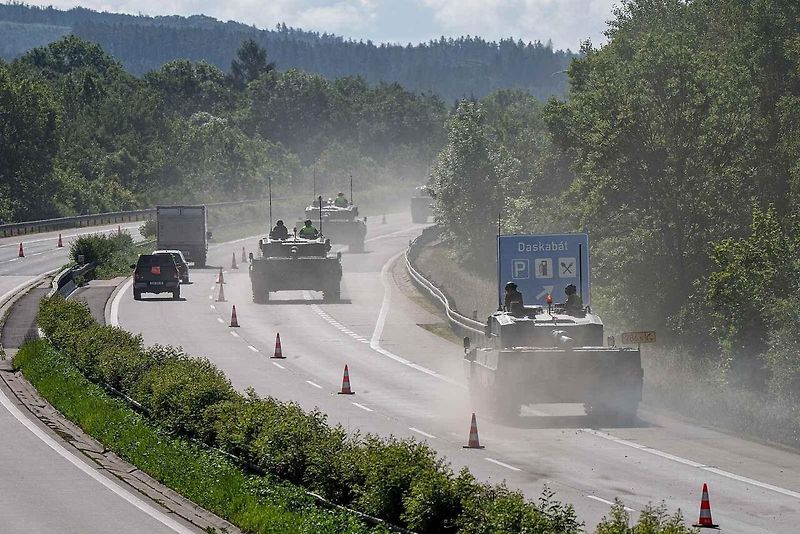 První armádní výcvik přesunu tanků Leopard 2A4 na dálnici D35.