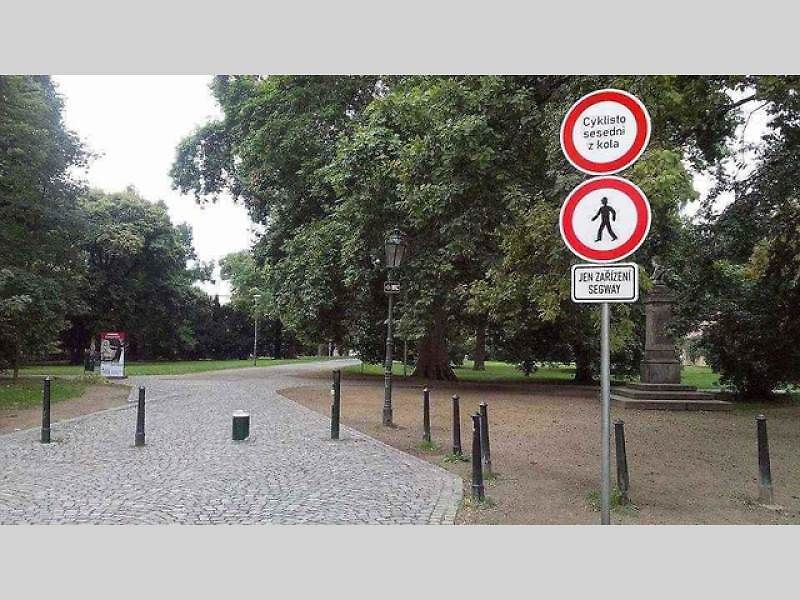 Kuriózní a vtipné značení na českých silnicích.