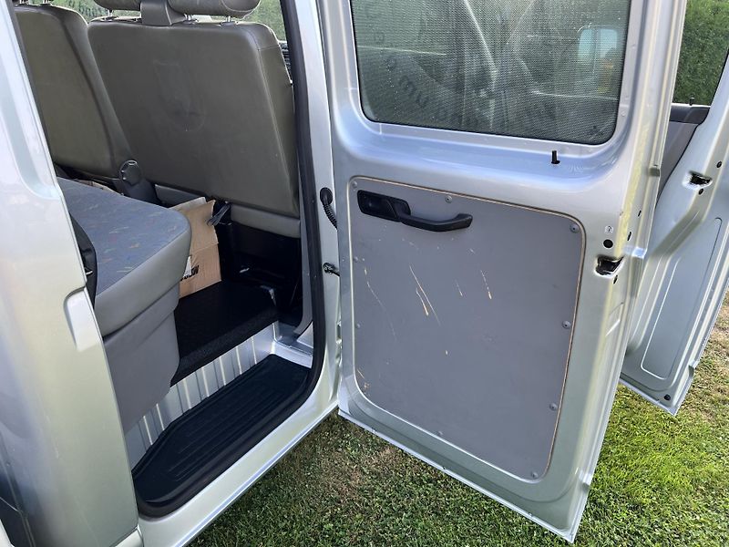 Volkswagen Transporter 1.9TDI 77KW,6MÍST,1MAJ,127TKM - fotka 23 z 45