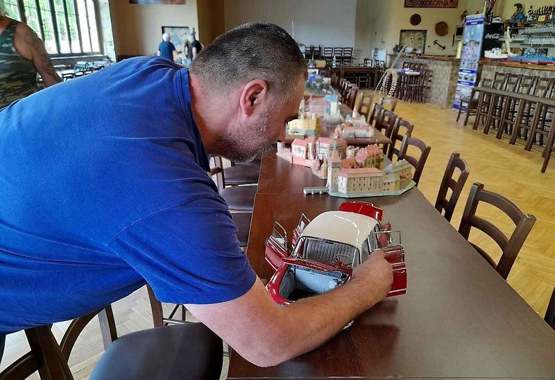 Modelář Kamil Štol s vymazlenou Tatrou 603 v měřítku 1:8. Skládal ji tři roky a vyšla ho na necelých 35 tisíc korun.