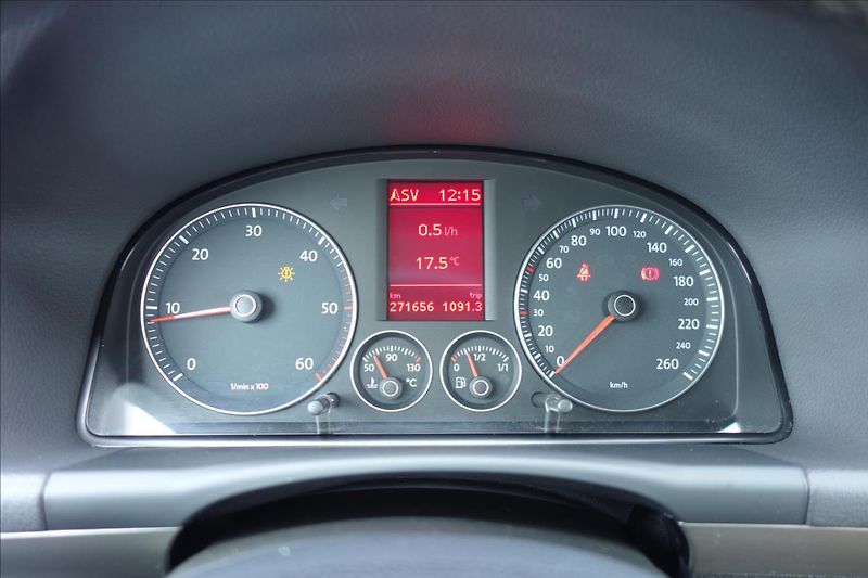 Volkswagen Touran 2,0 TDi,SERV.KN.,CROSS,7 MÍST. - fotka 28 z 32