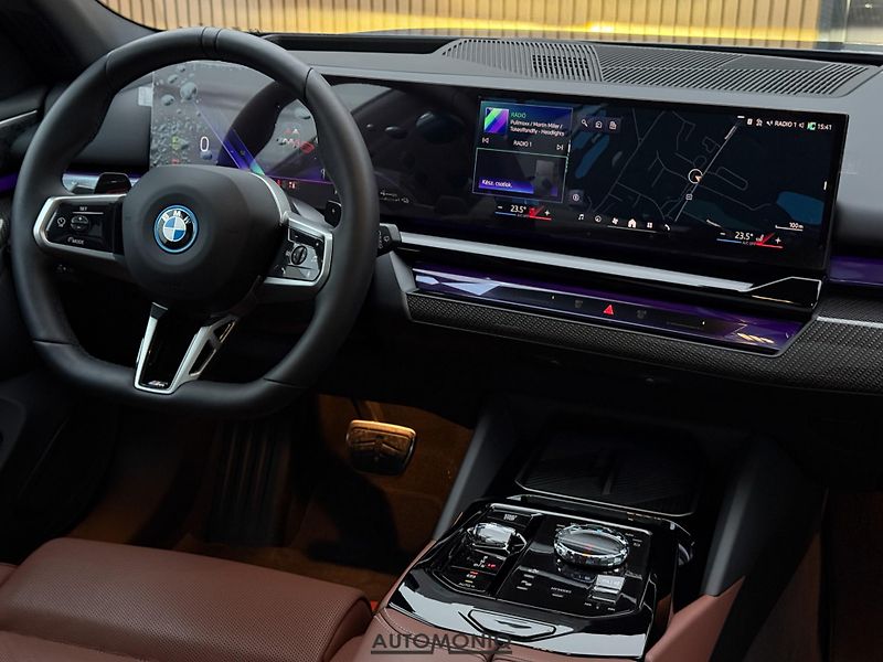 BMW Řada 5 (2025) 550e xDrive Touring M Sport - fotka 22 z 34