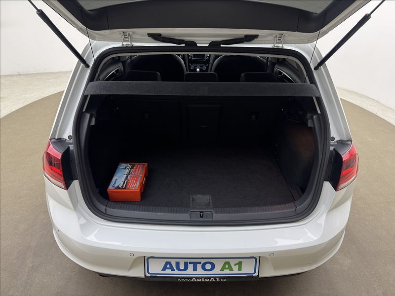 Volkswagen Golf 1,6 DSG DPH HIGHLINE 2XKOLA ČR - fotka 41 z 41