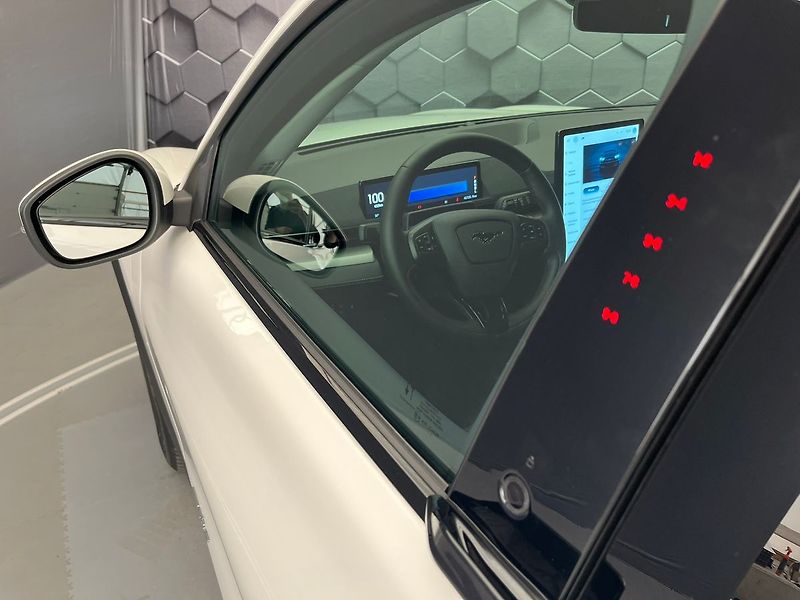 Ford Mustang Mach-E SoH 94,5 %, po servisní prohlí - fotka 33 z 68