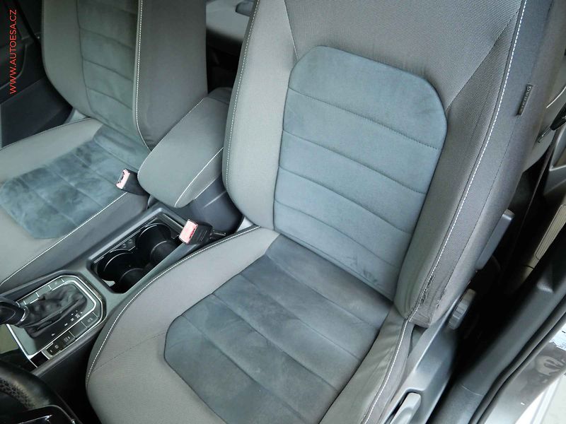 Volkswagen Golf Sportsvan (2015) 1.6 TDi, DSG, navi, park - fotka 9 z 20