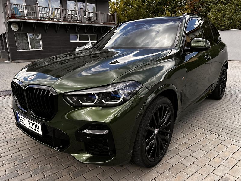 BMW X5 M50i Individual VZDUCH - fotka 1 z 31