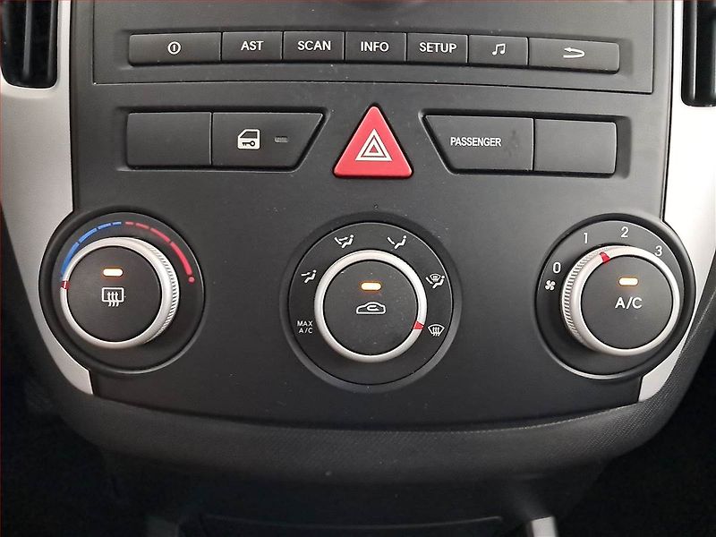 Kia Ceed (2010) 1.4 CVVT - fotka 13 z 16