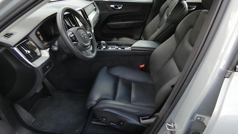 Volvo XC60 B4 mHEV AWD Plus Dark - fotka 17 z 22