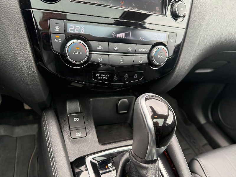 Nissan Qashqai 1.3 DIG-T DCT Tekna - fotka 22 z 29
