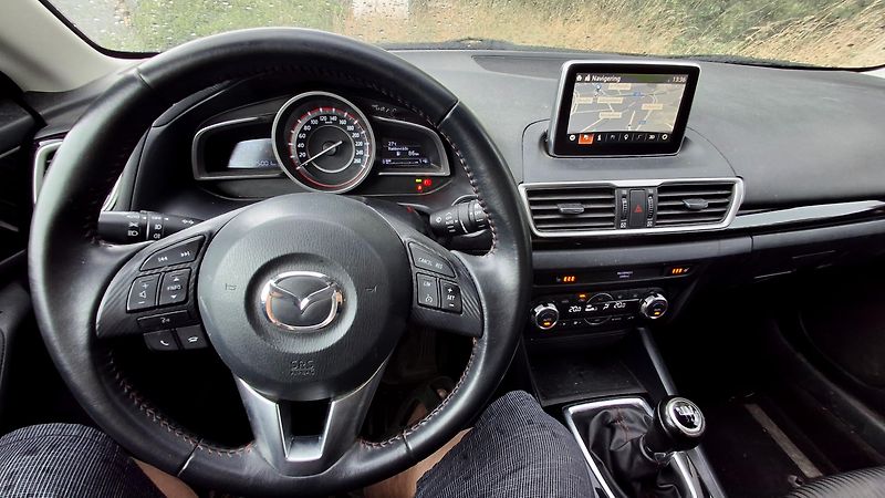 Mazda 3 1.5 74kw krásná 1. majitel - fotka 12 z 30