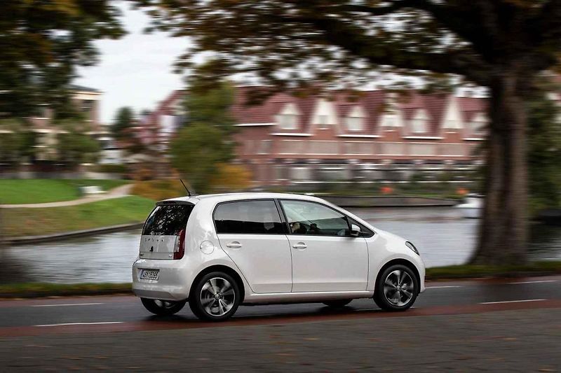 Superb iV při jízdě v elektrickém režimu