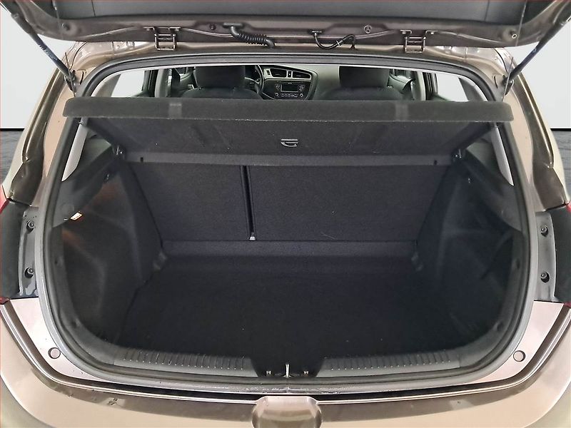 Kia Ceed (2013) 1.6 GDI, nová STK, zamluveno - fotka 13 z 14