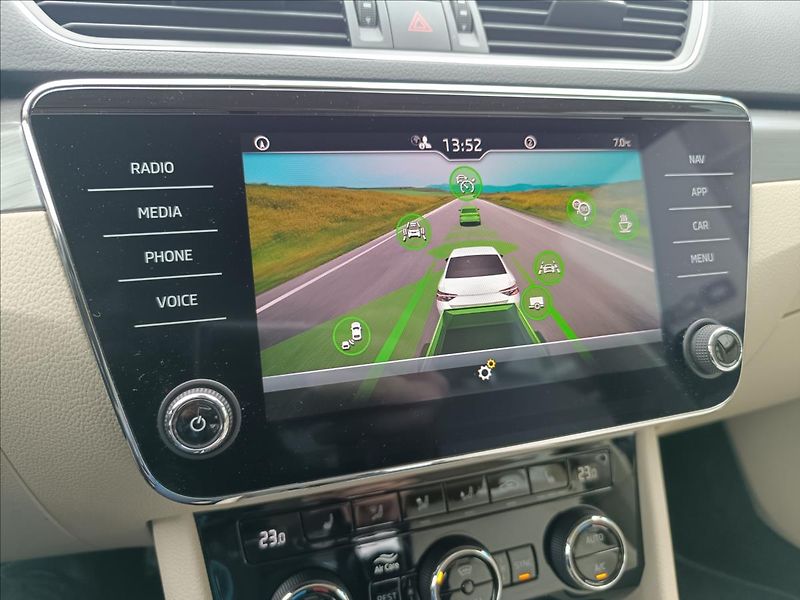 Škoda Superb 2,0 TDi DSG Style - fotka 18 z 19