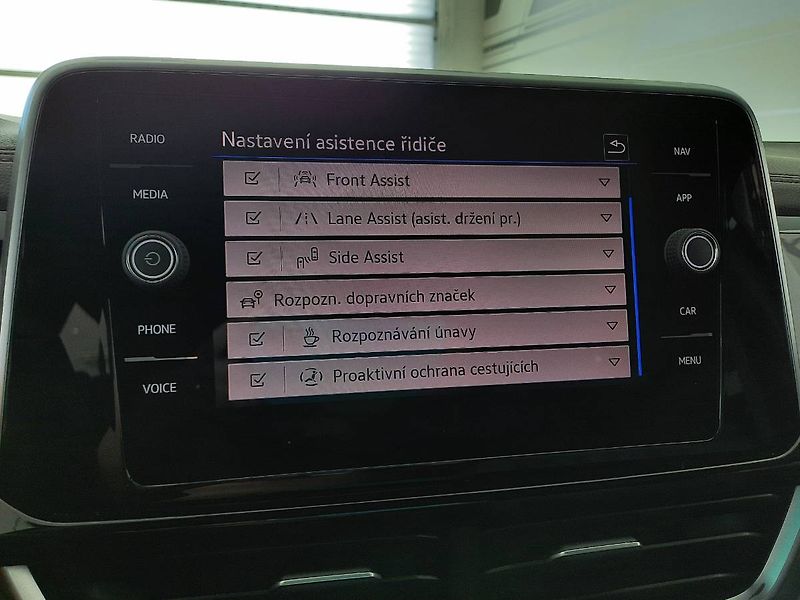 Volkswagen T-Roc (2022) R-Line 2.0 TSI 4Motion (140kW/ - fotka 20 z 27