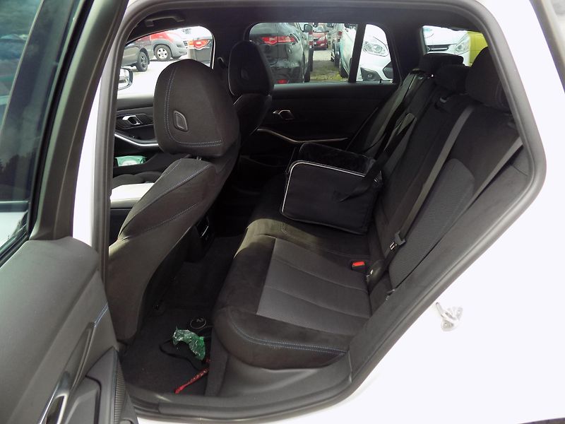 BMW Řada 3 330I 180 KW M SPORT XDRIVE - fotka 20 z 39
