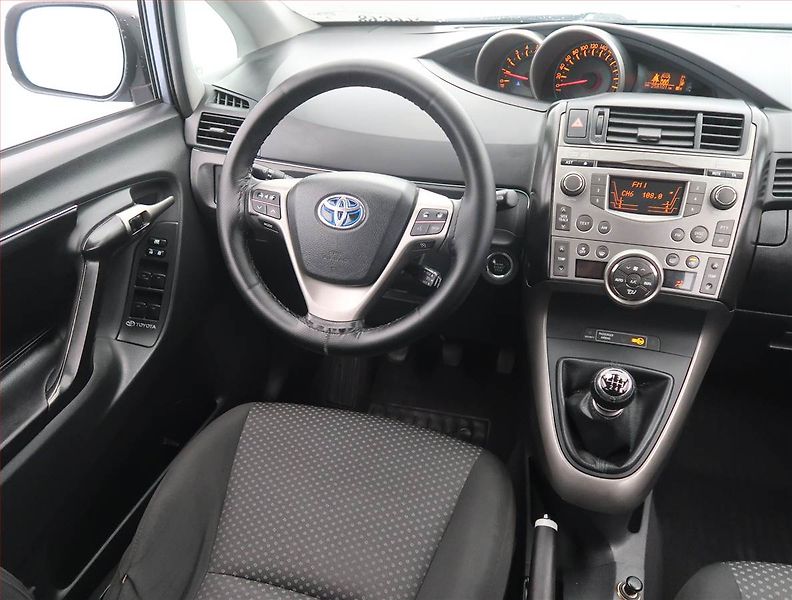 Toyota Verso (2010) 2.0 D-4D, 7 míst, nová STK - fotka 7 z 19