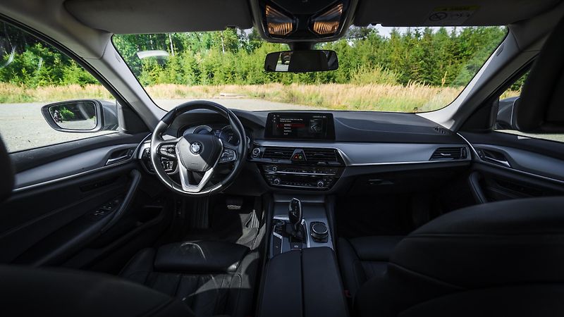 BMW Řada 5 (2017) BMW 520d xDrive Limousine - fotka 30 z 43
