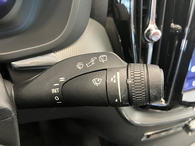 Volvo XC60 B5 AWD Plus Dark-REZERVACE - fotka 26 z 46
