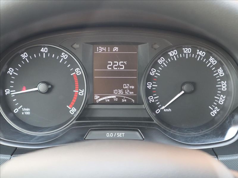 Škoda Fabia 1,0 MPI Active, Klima - fotka 10 z 35