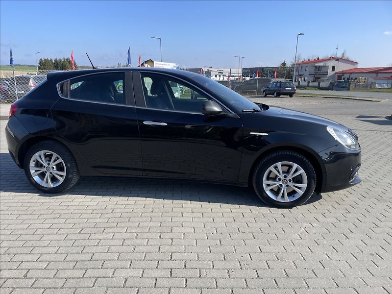 Alfa Romeo Giulietta 1,4 i 16V T 110KW XENON odp.DP - fotka 36 z 37