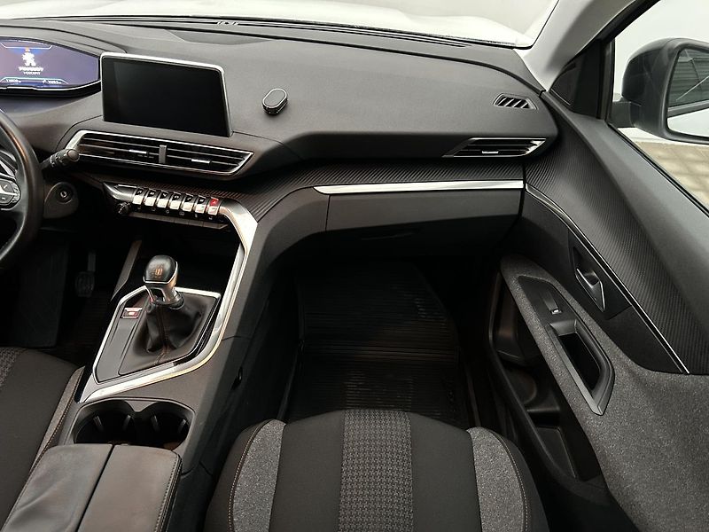 Peugeot 3008 1.2 T ACTIVE - fotka 20 z 26