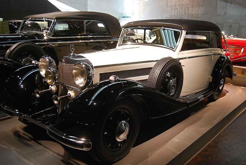 První vůz se jménem Mercedes ve firemním muzeu ve Stuttgartu