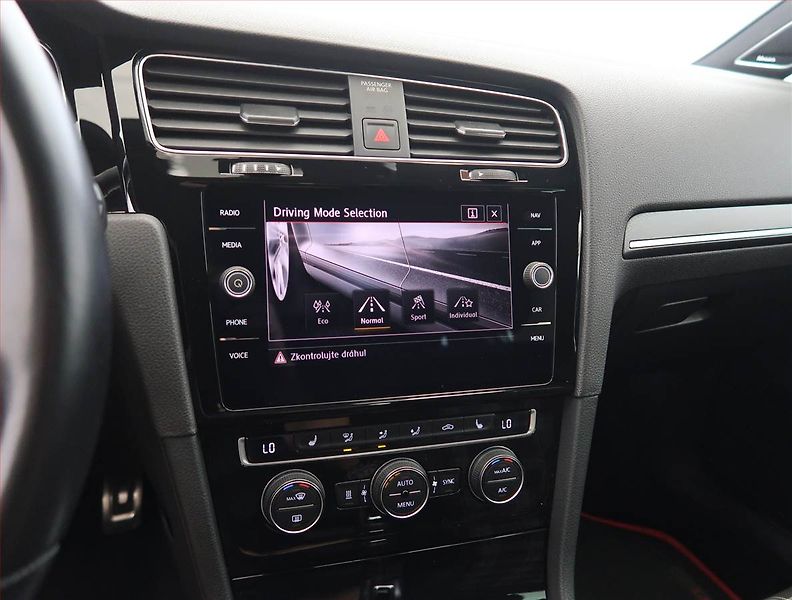 Volkswagen Golf (2019) 2.0 GTI Performance - fotka 19 z 24
