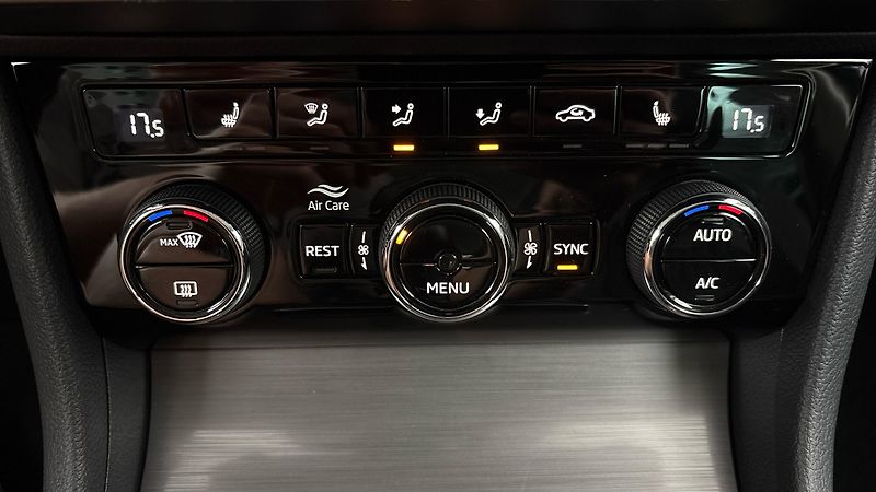 Škoda Superb 2.0 TDI Style Combi - fotka 13 z 29