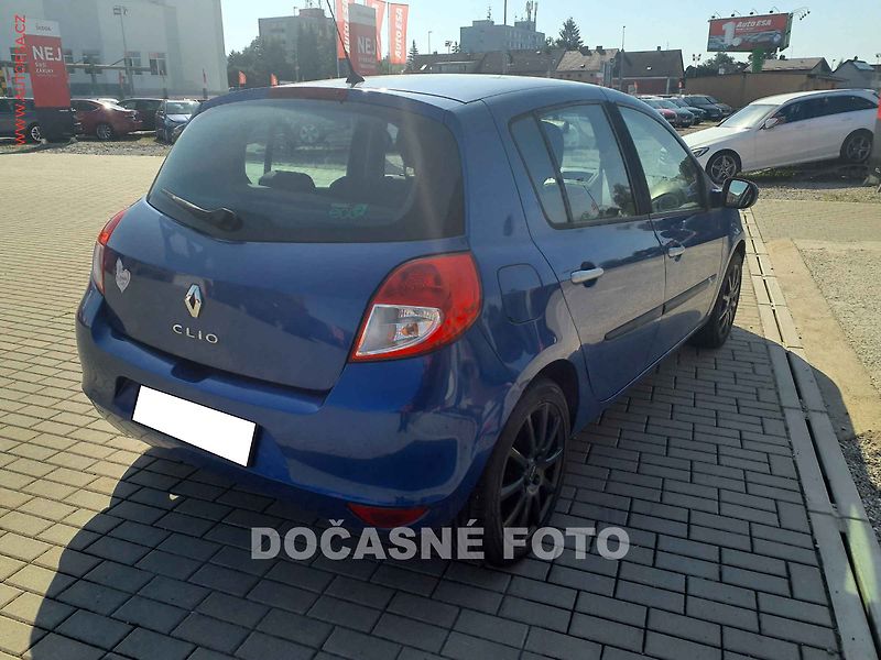 Renault Clio (2011) 1.2i - fotka 2 z 3