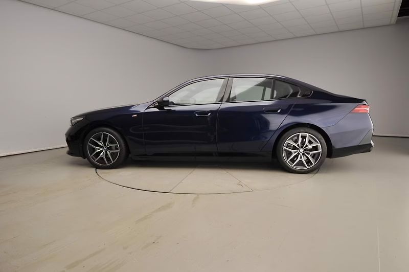 BMW i5 xDrive40 M-Sport 4zon H/K Vent - fotka 3 z 30