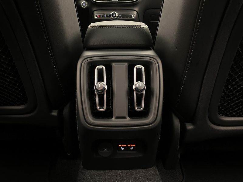 Volvo XC40 (2026) B4 AUT DARK PLUS - fotka 65 z 65