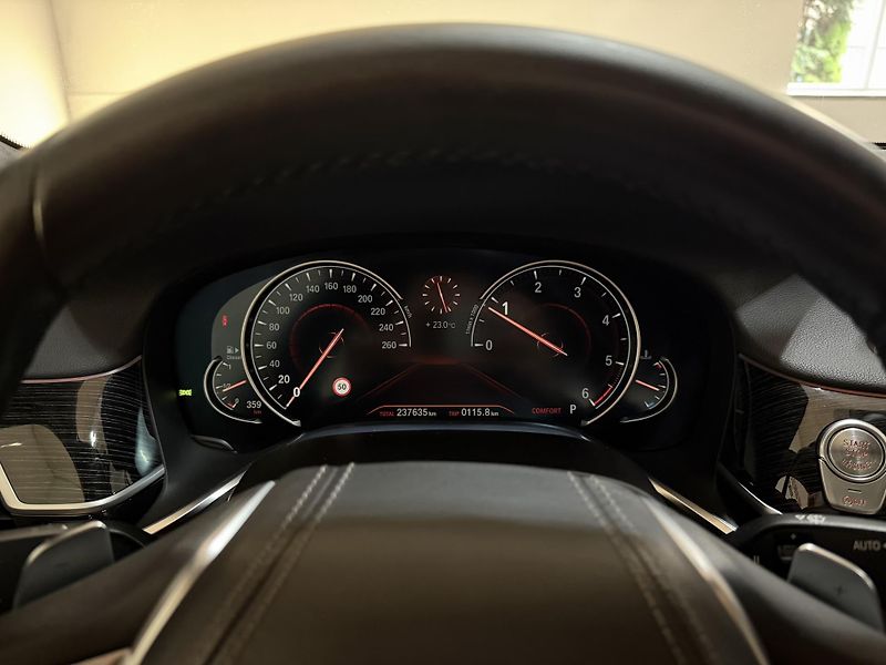 BMW Řada 7 BMW 740d xDrive M-Paket CZ - fotka 37 z 50