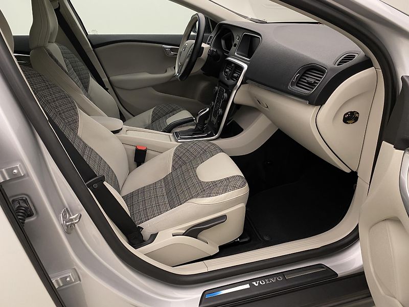 Volvo V40 CC D3 MOMENTUM AUT  - fotka 22 z 43