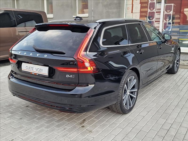 Volvo V90 B4 AWD Momentum Pro Auto,1Maj - fotka 10 z 50